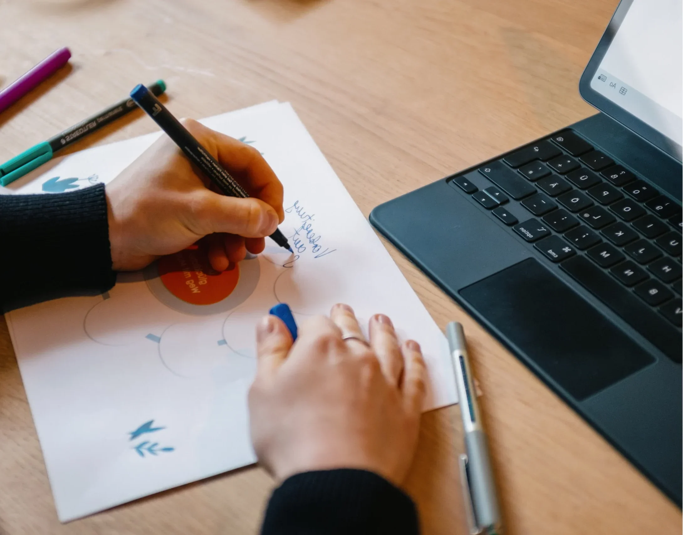 Personne organisant des pistes professionnelles et structurant un projet de reconversion.