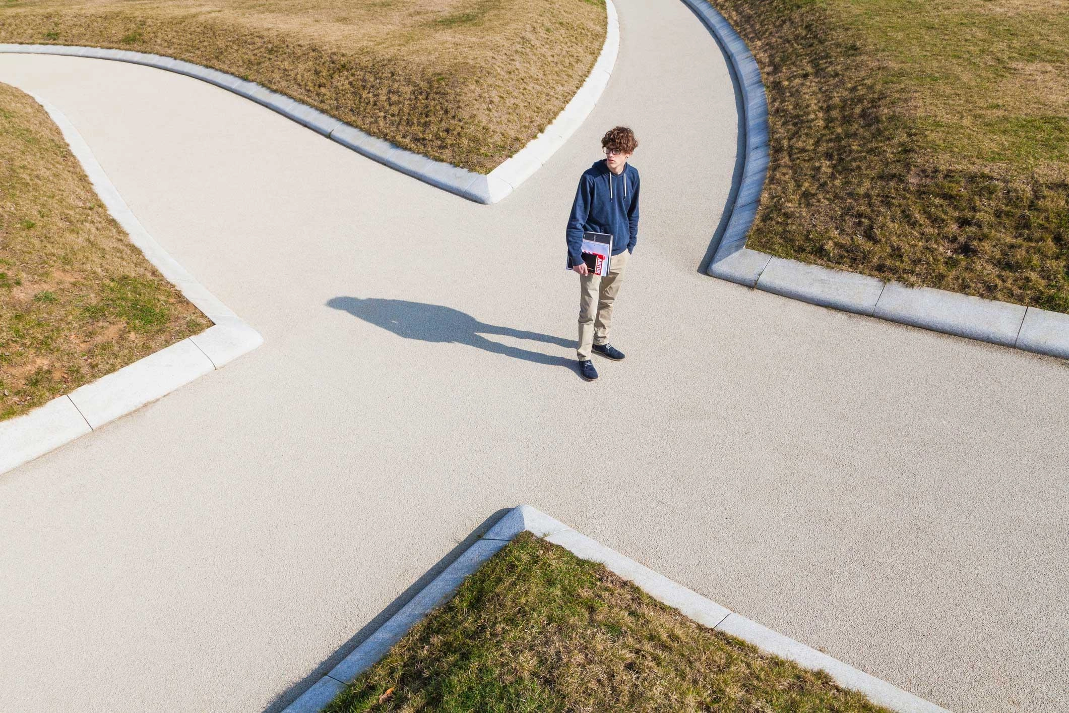 Adolescent à la croisée des chemins, symbolisant les choix futurs à faire