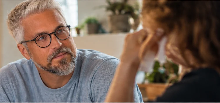 Homme accompagnant une personne en réflexion professionnelle, dans un échange attentif et bienveillant.