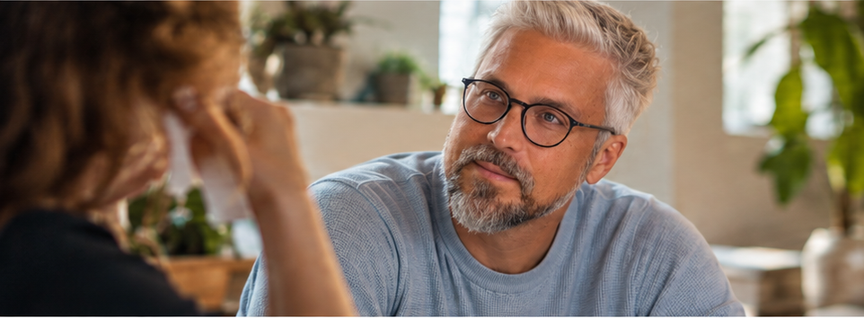 Homme accompagnant une personne en réflexion professionnelle, dans un échange attentif et bienveillant.